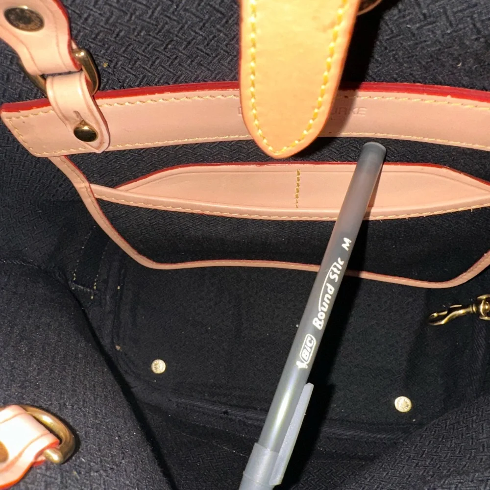 Dooney & Bourke
DOONEY & BOURKE VINTAGE CABRIOLET BUCKET BAG in Hunter Green - Picture 10 of 10